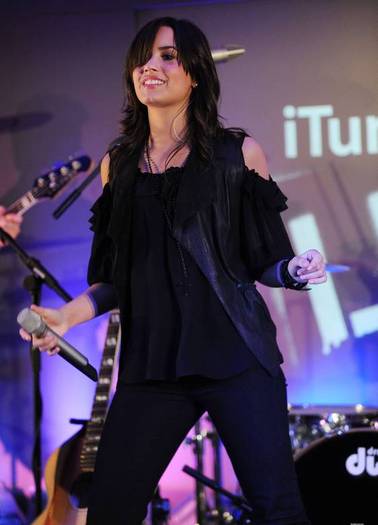 demilovato_net-liveatapplestore-0002