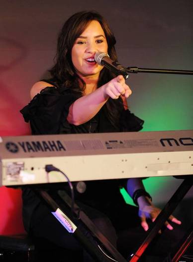 demilovato_net-liveatapplestore-0004 - Performing Live at the Apple Store in London April 22nd 2009