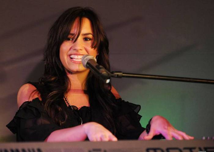 demilovato_net-liveatapplestore-0005 - Performing Live at the Apple Store in London April 22nd 2009
