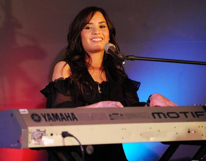 demilovato_net-liveatapplestore-0006 - Performing Live at the Apple Store in London April 22nd 2009