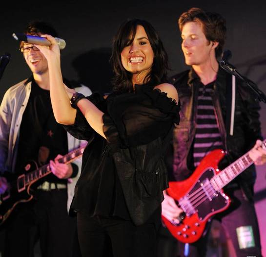 demilovato_net-liveatapplestore-0011 - Performing Live at the Apple Store in London April 22nd 2009