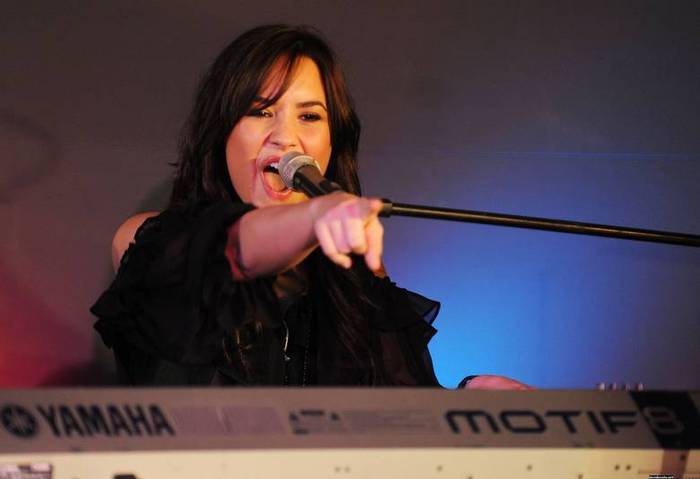 demilovato_net-liveatapplestore-0012 - Performing Live at the Apple Store in London April 22nd 2009
