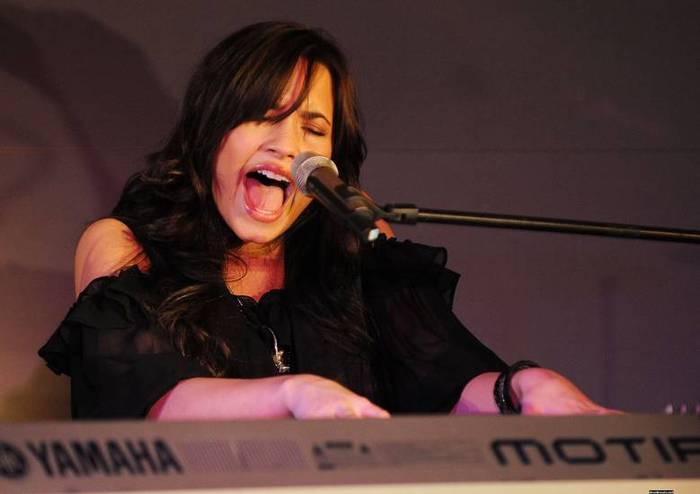 demilovato_net-liveatapplestore-0013 - Performing Live at the Apple Store in London April 22nd 2009
