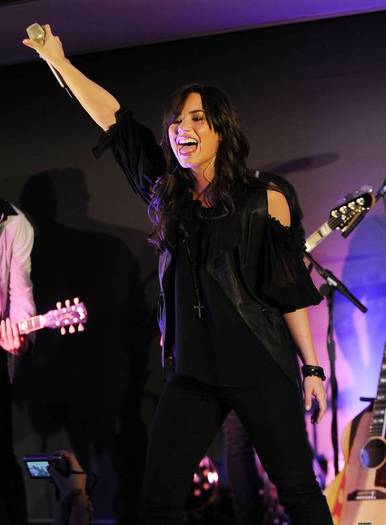 demilovato_net-liveatapplestore-0015