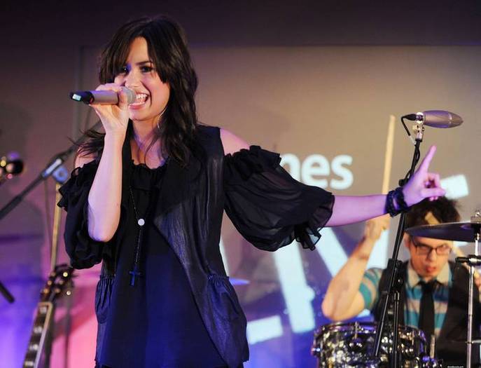 demilovato_net-liveatapplestore-0020 - Performing Live at the Apple Store in London April 22nd 2009