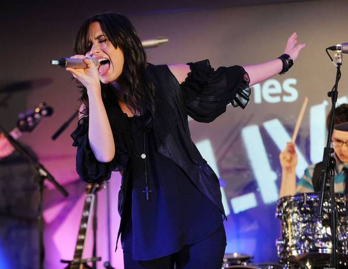 demilovato_net-liveatapplestore-0024 - Performing Live at the Apple Store in London April 22nd 2009