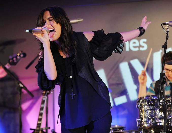 demilovato_net-liveatapplestore-0024