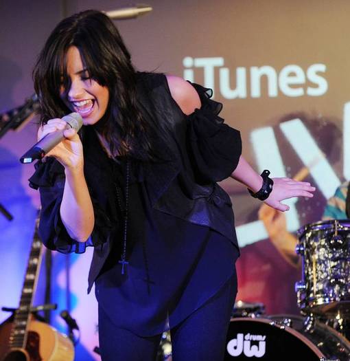demilovato_net-liveatapplestore-0025 - Performing Live at the Apple Store in London April 22nd 2009
