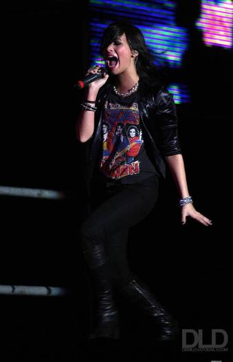 demilovato_net-buenosairesconcert-0001 - River Plate Stadium in Buenos Aires May 21st 2009