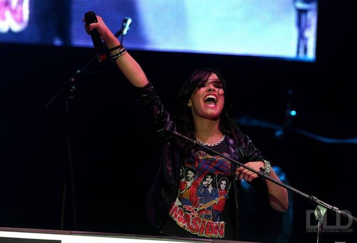 demilovato_net-buenosairesconcert-0005 - River Plate Stadium in Buenos Aires May 21st 2009