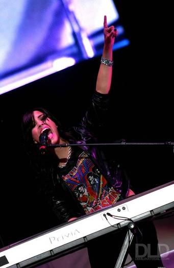 demilovato_net-buenosairesconcert-0009 - River Plate Stadium in Buenos Aires May 21st 2009