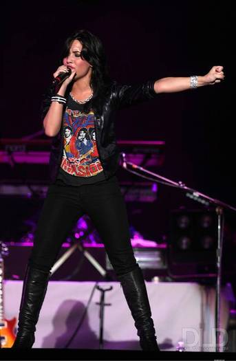 demilovato_net-buenosairesconcert-0011 - River Plate Stadium in Buenos Aires May 21st 2009