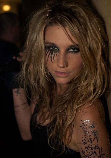 19533277_YXVIQYSXP[1] - kesha