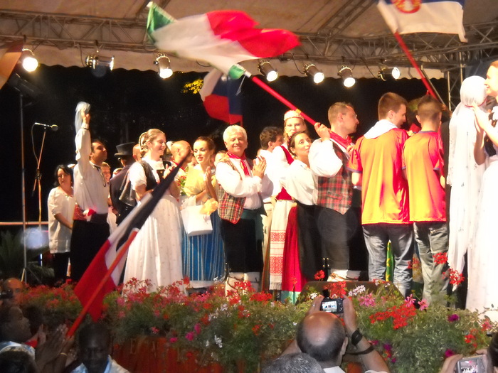 parada participantilor cu Italia - NUNTA ZAMFIREI