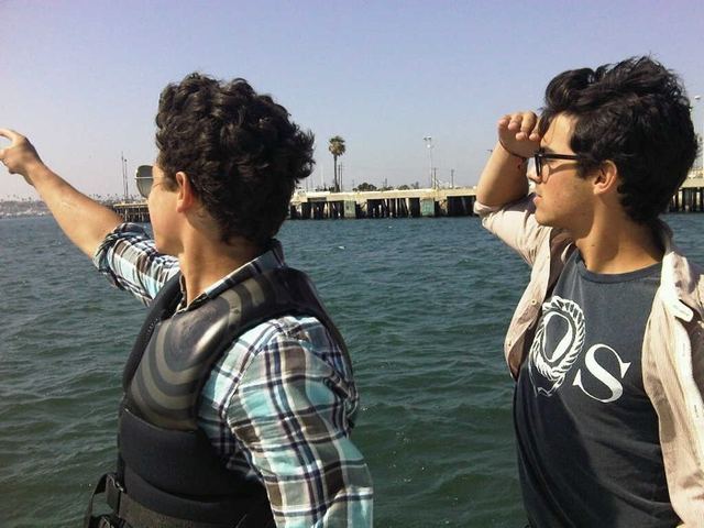 Joe-Jonas-and-Nick-Jonas-Sailing-Away - JUST pics