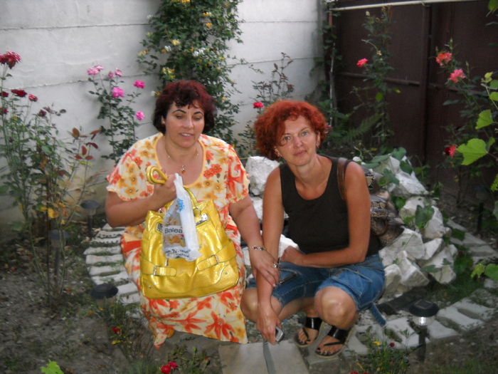 eu si clienta multumita in fata salonului