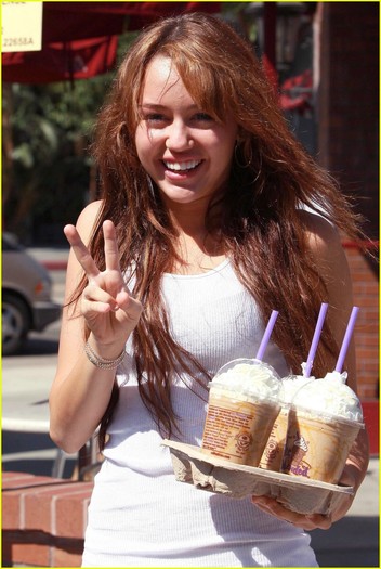 miley-cyrus-coffee-bean-and-tea-leaf-09