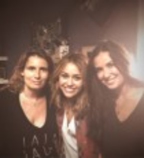 Demi_Moore_Miley_Cyrus_-105x115