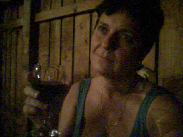 imi beau vinul si...acasa