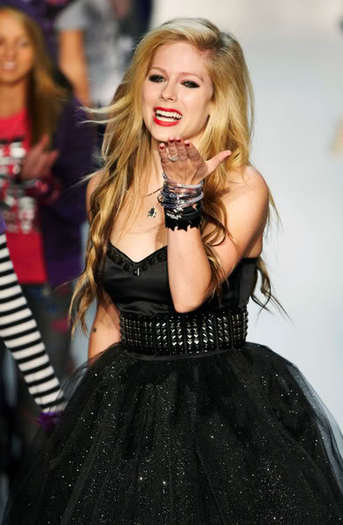 AvrilpresentsAbbeyDawnVA4RQHEs7hll - aVRil LaVigNE0_0