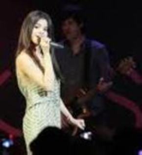 16879043_ZEGMQJZMZ - poze selena gomez