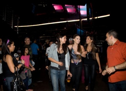 normal_BelindaPhotosCom_Candids_2010_BackstageReventonSuperEstrella_0724_%2825%29 - 000Belinda000