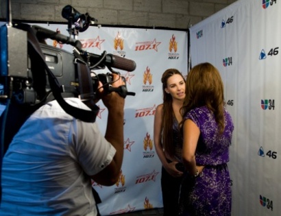 normal_BelindaPhotosCom_Candids_2010_BackstageReventonSuperEstrella_0724_%2826%29 - 000Belinda000
