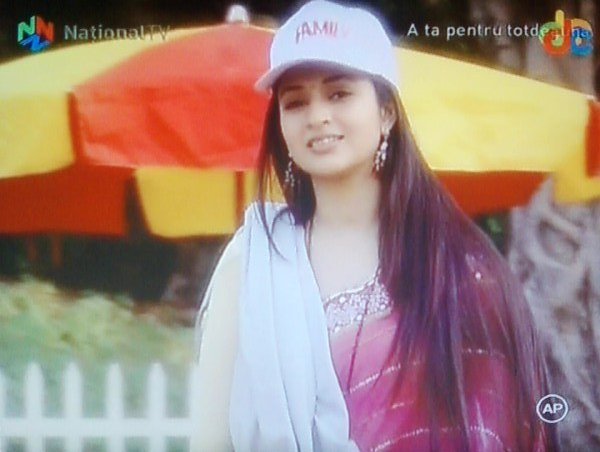 Divya se uita la Amar