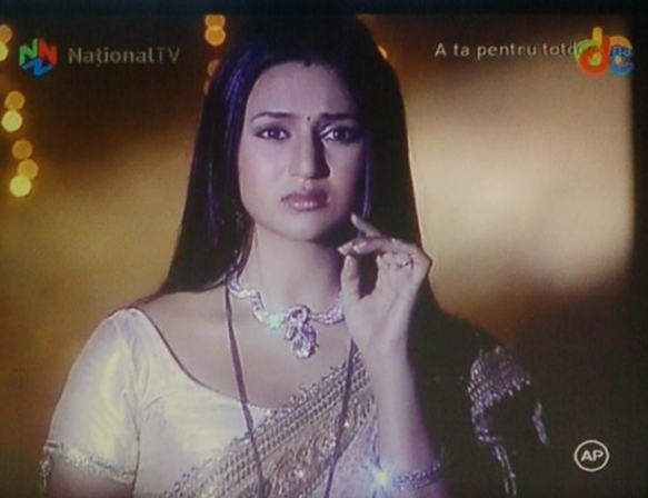 Divyanka se uita in  jos (3)