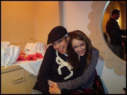  - 0 Destiny  Hope  Ray  Cyrus  Miley Ronniie Miley  Stewart  Hannah  Montana