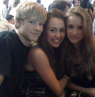  - 0 Destiny  Hope  Ray  Cyrus  Miley Ronniie Miley  Stewart  Hannah  Montana