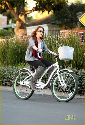 mileycyrusbikerideneighnz2 - 0 toate pozele mele din laptop