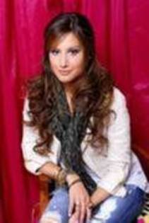 BMZRZLVMQUBMFQYVNYM - Ashley Tisdale-sedinta foto 5