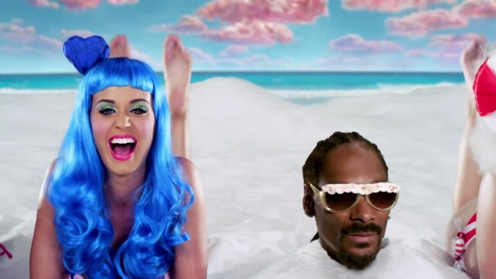 Katy Perry ft. Snoop Dogg - California Gurls (1080p).mp4_snapshot_03.47_[2010.06.16_21.42.14]_1024x5 - Katy Perry ft Snoop Dogg - California Gurls