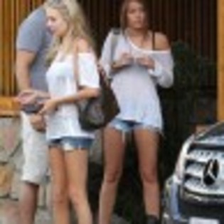 poze-miley-cyrus-liam1-97x97 - Miley Cyrus la sushi in shorts si cu bocanci negri