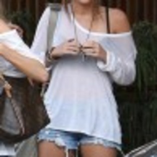 poze-miley-cyrus-liam2-97x97 - Miley Cyrus la sushi in shorts si cu bocanci negri