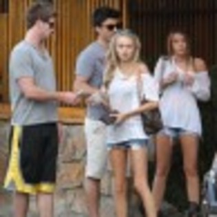 poze-miley-cyrus-liam6-97x97 - Miley Cyrus la sushi in shorts si cu bocanci negri