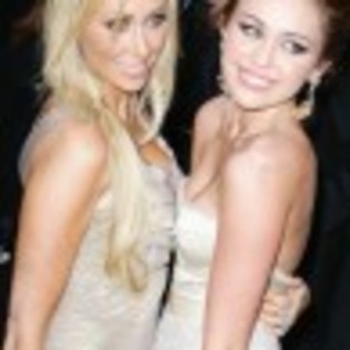 miley-cyrus-mom-tish-2010-oscars-red-carpet-photos-97x97