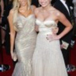 miley-cyrus-mom-tish-gorgeous-at-2010-oscars-red-carpet-photos-97x97 - Miley Cyrus pusa pe sotii la premiile Oscar