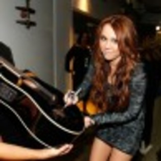 miley-cyrus-2010-grammys-07-97x97 - Miley Cyrus la premiile Grammy