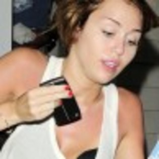 miley-flawless-bra-1-97x97 - Miley Cyrus iese de la sala in sutien