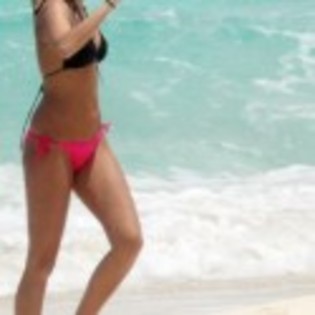 miley-cyrus-bikini-8-125x125 - Miley Cyrus in bikini