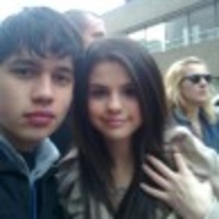 poze-selena-gomez-londra-h2-97x97 - Selena Gomez se intalneste cu fanii din Londra