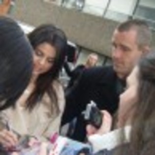 poze-selena-gomez-londra-h6-97x97 - Selena Gomez se intalneste cu fanii din Londra