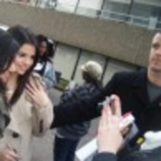 poze-selena-gomez-londra-h7-97x97 - Selena Gomez se intalneste cu fanii din Londra