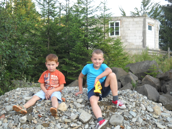 Isti si Robi la intrarea in camping