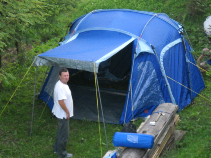 Atilla inspecteaza cortul de 6 persoane - WEEKEND la COLIBITA 2010