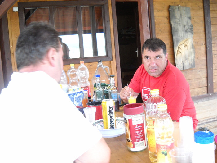 baietii au trecut la aperitiv.