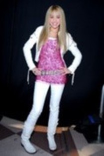 11007252_JSZTOHRKC - Hannah Montana-sedinta foto5