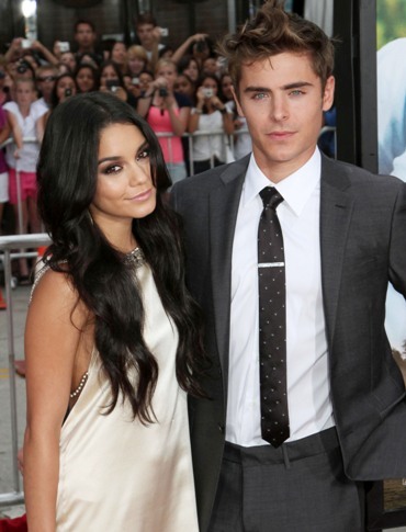 Zac-Efron-Vanessa-Hudgens-Charlie-St_-Cloud-Premiere-PHOTOS1 - Zac Efron SI Vanessa Hudgens la premiera filmului Charlie St Cloud